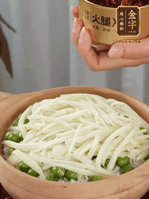 到水微干，放上豌豆、茭白絲。
