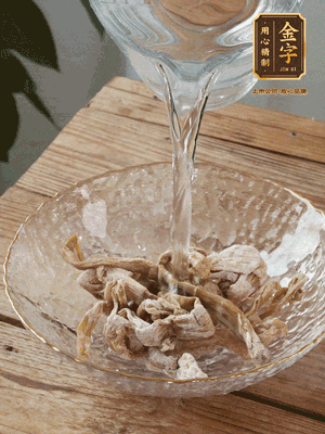 筍干提前泡發(fā)1晚切段，冬瓜去皮切塊。