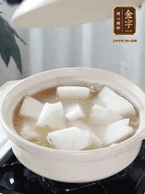 最后下冬瓜繼續(xù)燉煮10分鐘，撒上蔥花點(diǎn)綴。