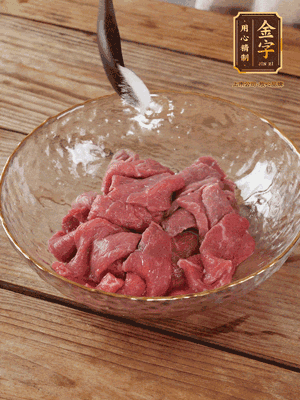 牛肉切丁，加黑胡椒海鹽、橄欖油腌10分鐘