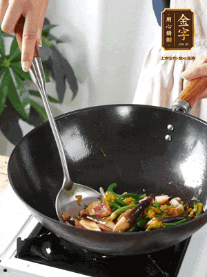 煸香蒜末，下香腸翻炒均勻，再依次下雞縱菌、黃瓜花