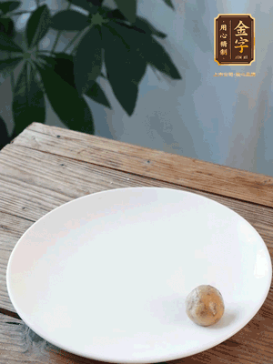 做水油皮、油酥 將油皮材料放入料盆中，加100ml水?dāng)嚢璩裳┗ㄆ瑺?。在案板上反?fù)揉搓成有一定筋度的光潔面團(tuán)，搓成14個團(tuán)子。
