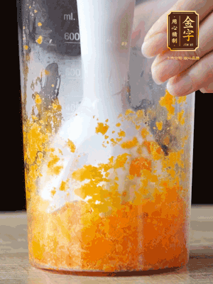 加玉米油、水怡、水揉搓成細(xì)膩的面團(tuán)。松弛半小時(shí)后，分成37g一個(gè)