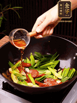 下蒜苗炒軟，沿鍋邊烹入一勺料酒，加醬油、蠔油、白糖調(diào)味炒勻