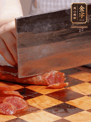 金字香腸煮熟，切片