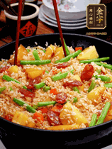 加水，沒過大部分食材。把瀝干水分的米飯均勻地鋪在上面，筷子戳幾個洞