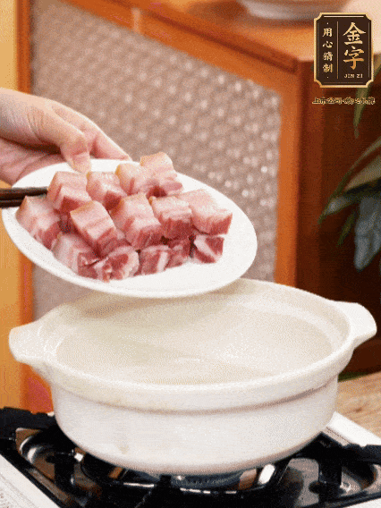鍋內(nèi)倒油，下咸肉微微煸炒，再放排骨炒一下