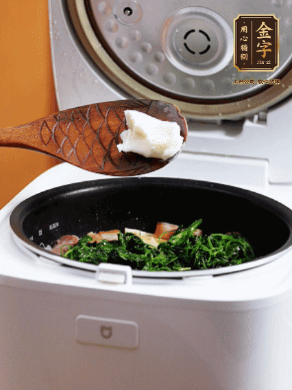 放入電飯鍋、加1勺豬油翻拌均勻