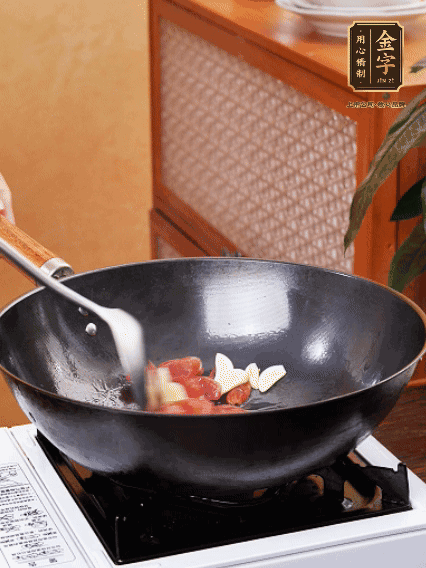 熱油，香腸微微煸出香味，加蒜片、小米辣