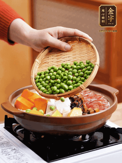 再鋪上臘腸、醬油肉、豌豆，小火煲6分鐘